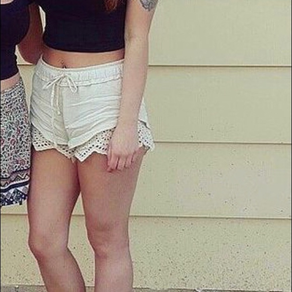 Cream Patterned Shorts Size Small - Picture 6 of 6
